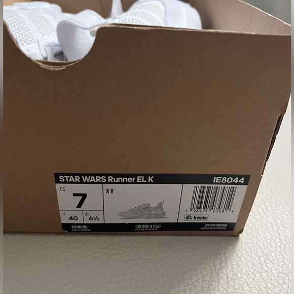 NWB - Adidas Star Wars Kids’ Runner IE8044 - EU 40/Youth US 7/Women US 8 - Picture 14 of 16